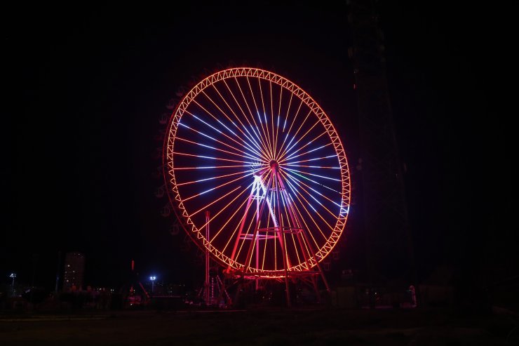 Antalya'da 90 metre yüksekliğindeki dönme dolaptaki ışıklandırmayla koronavirüs uyarısı