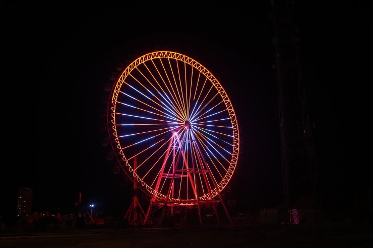 Antalya'da 90 metre yüksekliğindeki dönme dolaptaki ışıklandırmayla koronavirüs uyarısı
