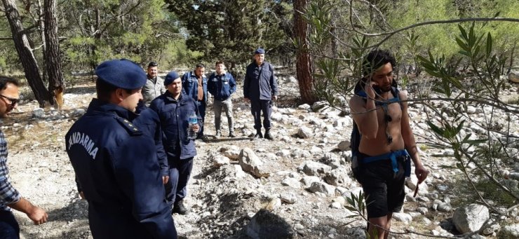 JAK timleri kayıp gençlerden birini, dere yatağı içerisinde buldu
