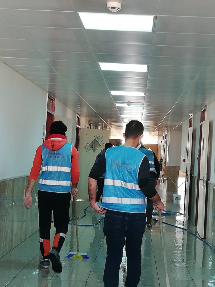 Antalya'da yükümlüler, okullarda dezenfeksiyon çalışmalarına katıldı
