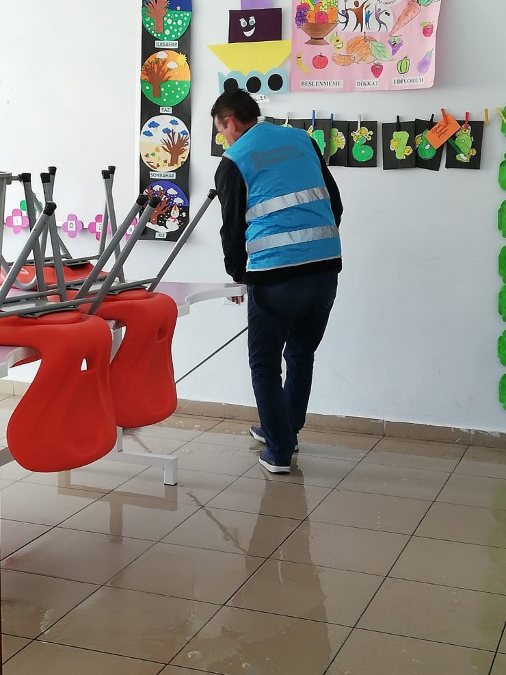 Antalya'da yükümlüler, okullarda dezenfeksiyon çalışmalarına katıldı