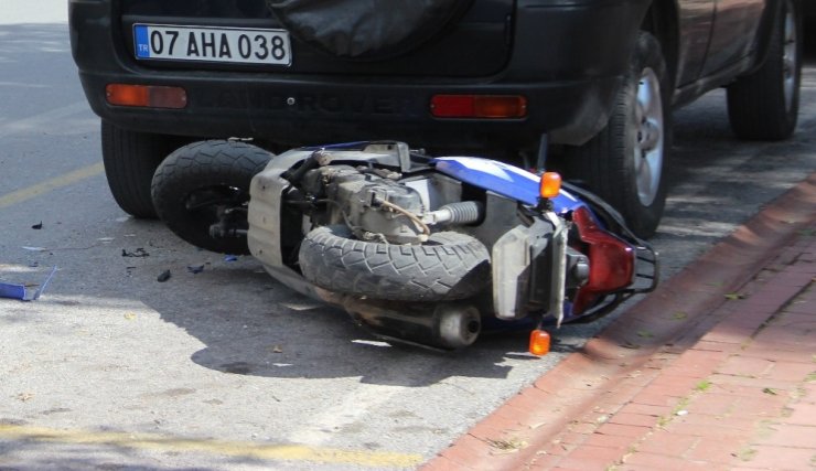 Alanya’da kaza yapan genç öfkesini motosikletten çıkardı