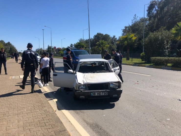 Kazaya karışan otomobili inceleyen jandarma uyuşturucu buldu