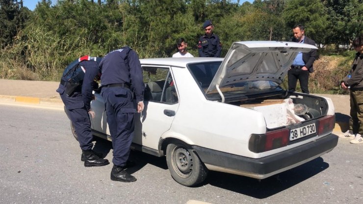 Kazaya karışan otomobili inceleyen jandarma uyuşturucu buldu