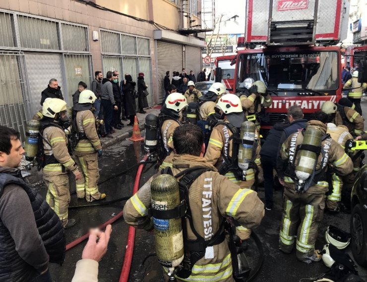 Bayrampaşa’da plastik ürünlerin olduğu depoda yangın