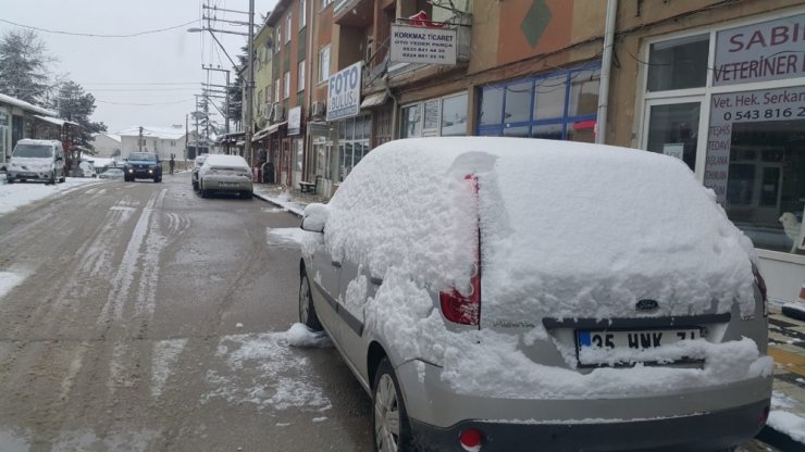 Mart kapıdan baktırdı...Dağ ilçelerinde kar kalınlığı 15 santimetre