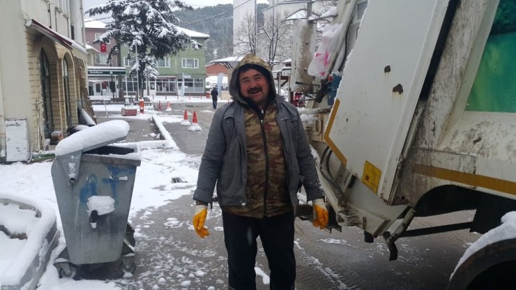 Mart kapıdan baktırdı...Dağ ilçelerinde kar kalınlığı 15 santimetre