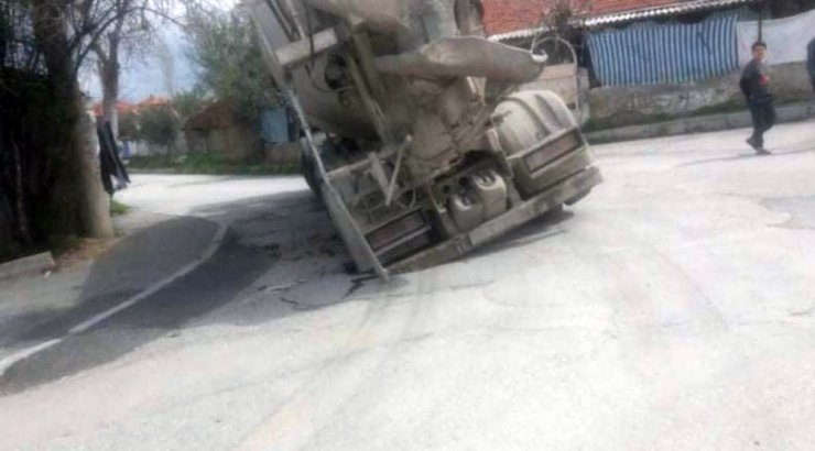 Beton mikserini taşıyamayan yol çöktü