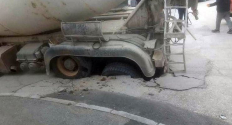 Beton mikserini taşıyamayan yol çöktü