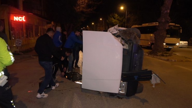 Ağaca çarpan otomobil yan yattı, sürücüsü ise yaralı halde kaçtı