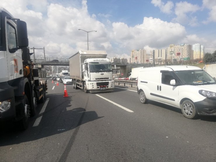 TEM’de kamyonet devrildi, trafik kilitlendi