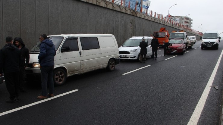 Yağışlı hava zincirleme kazaya neden oldu, sürücüleri emniyet kemeri kurtardı
