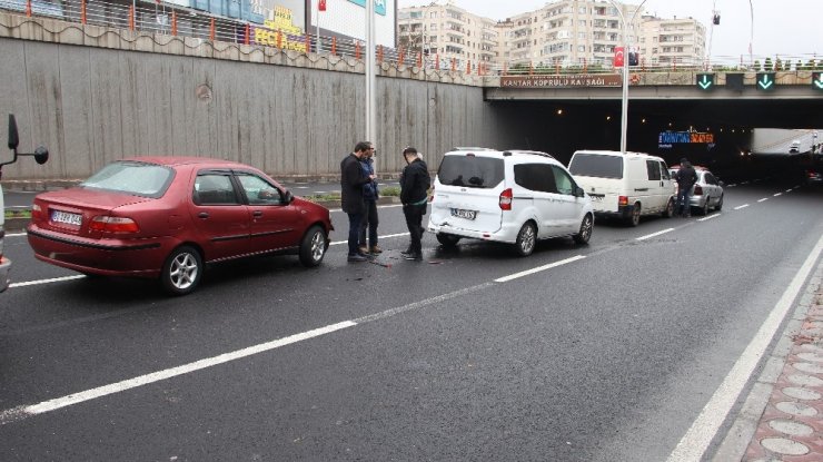Yağışlı hava zincirleme kazaya neden oldu, sürücüleri emniyet kemeri kurtardı