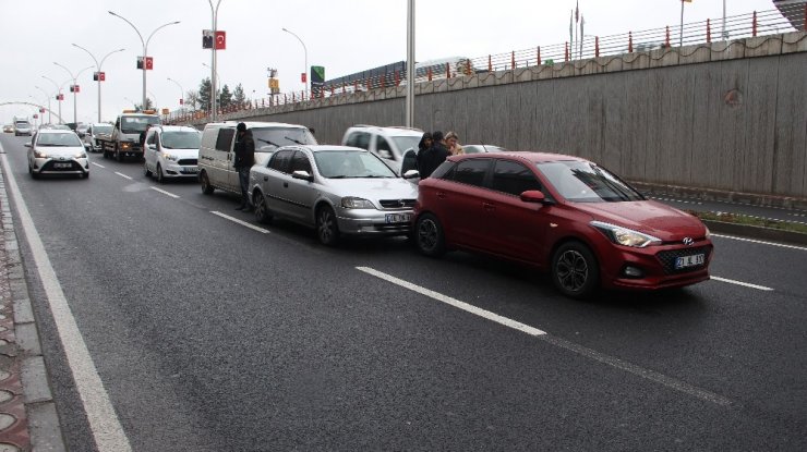Yağışlı hava zincirleme kazaya neden oldu, sürücüleri emniyet kemeri kurtardı