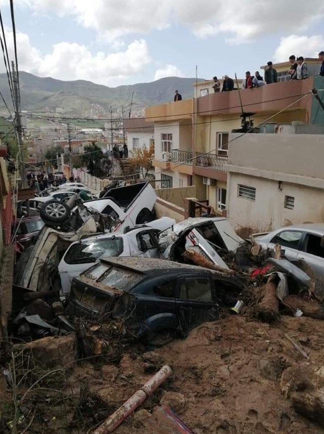 Irak'ın Duhok kentindeki selde çok sayıda ev ve araç zarar gördü