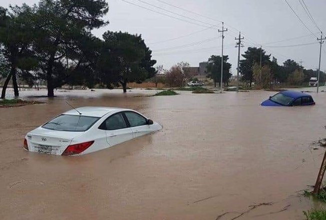 Irak'ın Duhok kentindeki selde çok sayıda ev ve araç zarar gördü