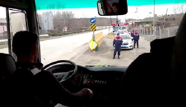 Otobüse yolcu gibi binen jandarma personeli, kural ihlali yapan sürücüleri belirledi