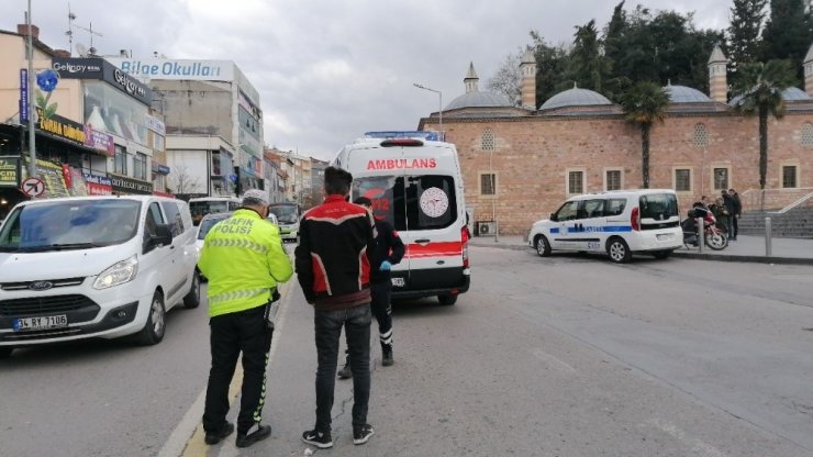 Yolun karşısına geçmek isterken canından oluyordu