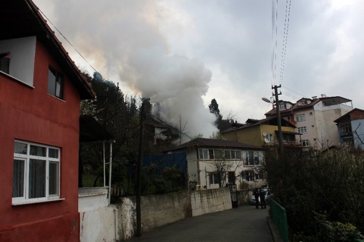 Isınmak için yaktığı ateş metruk binayı küle çevirdi