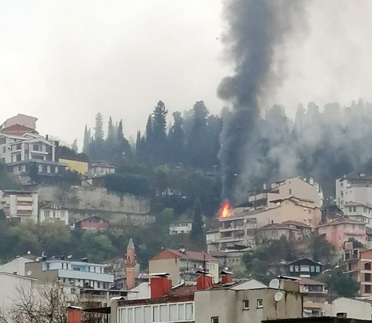 Isınmak için yaktığı ateş metruk binayı küle çevirdi