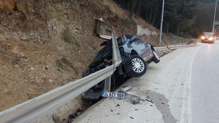 Kontrolden çıkan otomobil bariyerlere vurarak durabildi