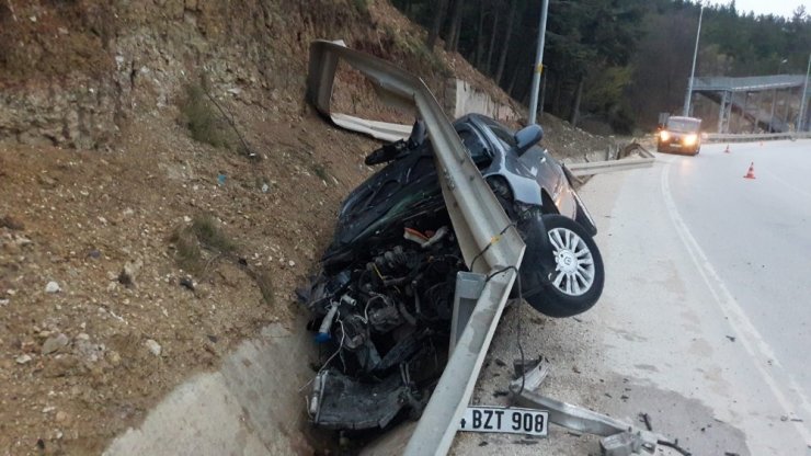 Kontrolden çıkan otomobil bariyerlere vurarak durabildi