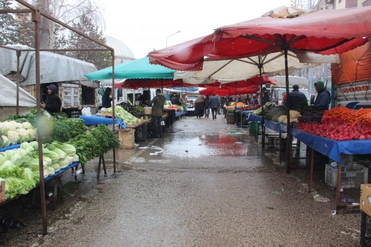Marketlerdeki kalabalık pazara yansımadı, meyve fiyatları yarı yarıya düştü