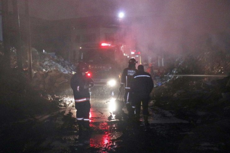 Birçok kez alevlere teslim olan geri dönüşüm fabrikasında tekrar yangın çıktı