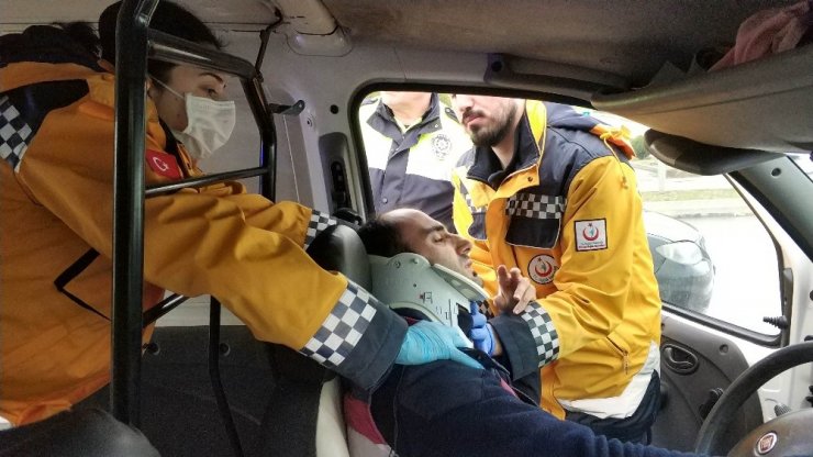 Kırmızı ışıkta bekleyen araca çarpan sürücü ölümden döndü