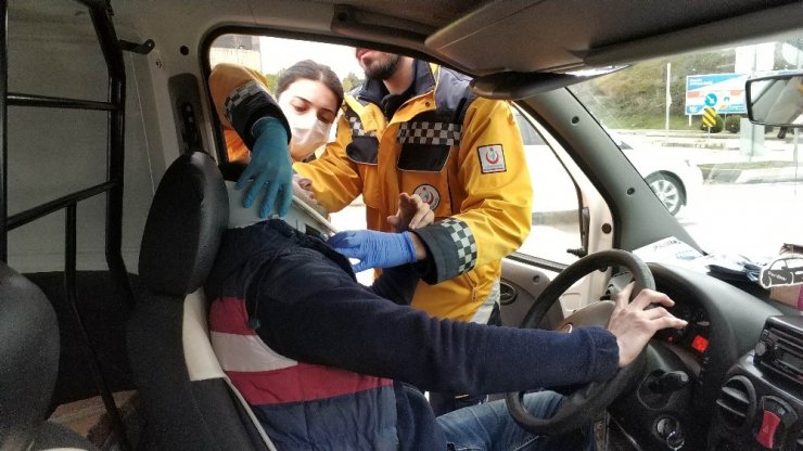 Kırmızı ışıkta bekleyen araca çarpan sürücü ölümden döndü