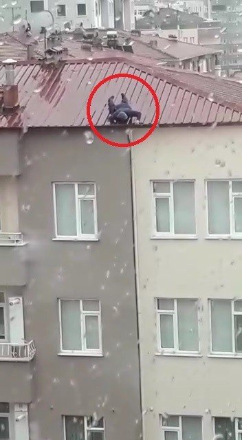 Çatıda yürekleri ağza getiren an
