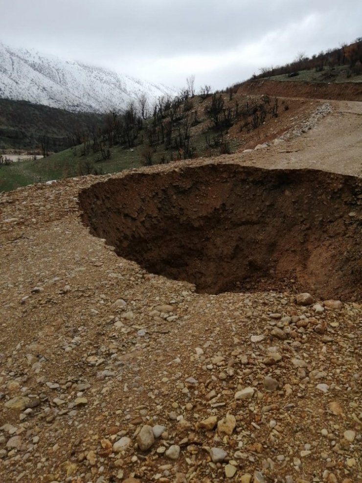 Siirt’te aşırı yağışlar heyelana neden oldu, işçiler ve araçlar yolda mahsur kaldı