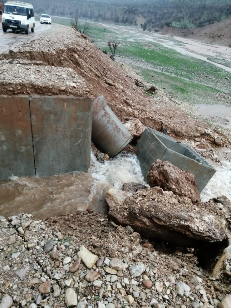 Siirt’te aşırı yağışlar heyelana neden oldu, işçiler ve araçlar yolda mahsur kaldı