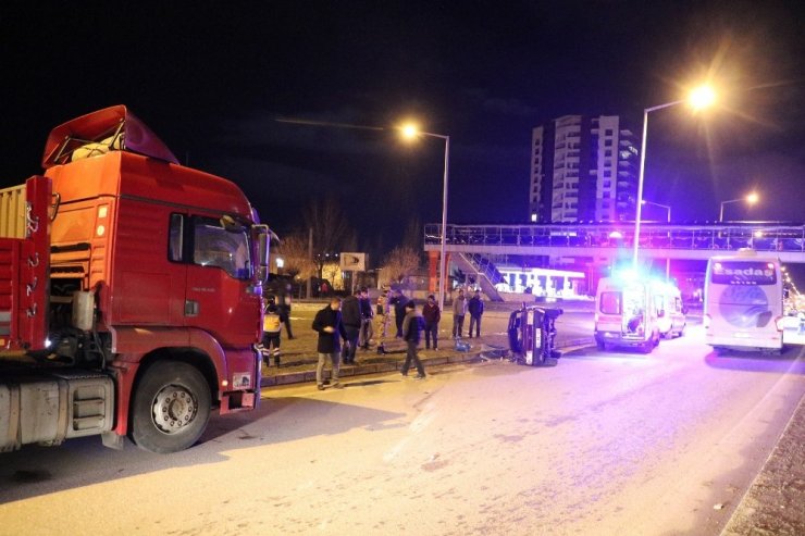 Tır ile otomobil çarpıştı: 5 yaralı