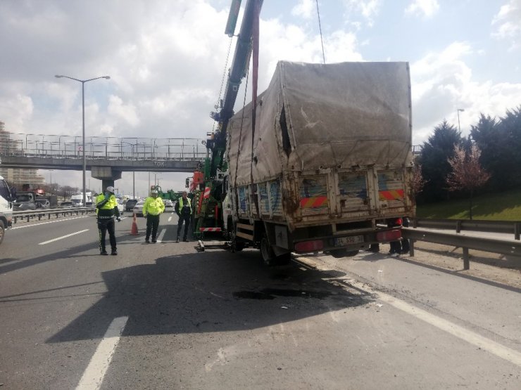 TEM’de kamyonet devrildi, trafik kilitlendi