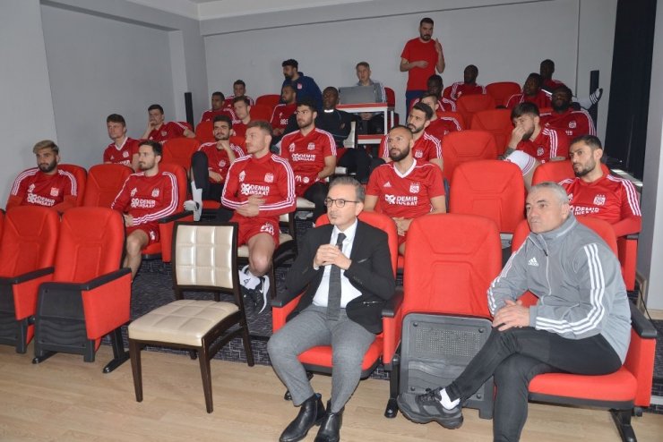 Sivasspor’da futbolculara korona virüs eğitimi verildi