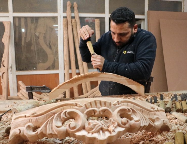 Suriyeli oymacılar Türk mobilya sektörüne canlılık getirdi