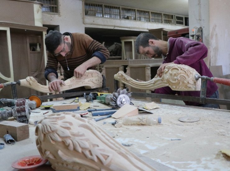 Suriyeli oymacılar Türk mobilya sektörüne canlılık getirdi