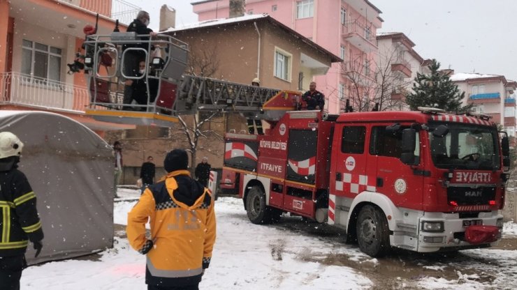 Yangında mahsur kalan 7 kişiyi itfaiye ekipleri kurtardı