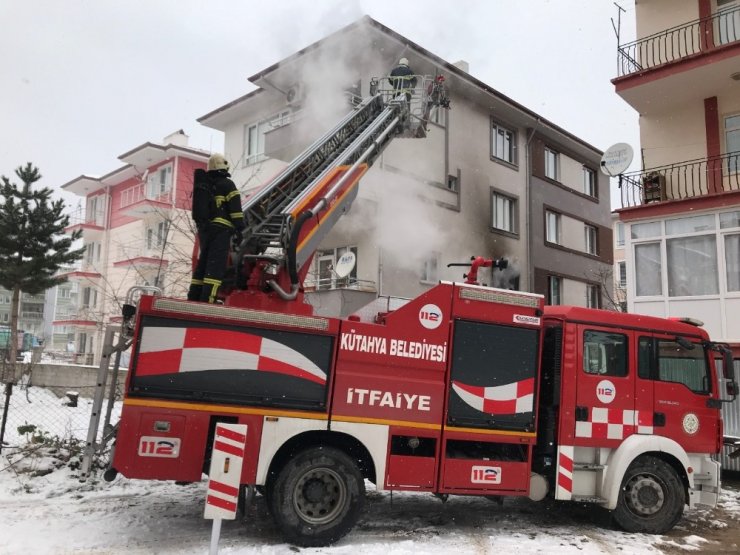 Yangında mahsur kalan 7 kişiyi itfaiye ekipleri kurtardı