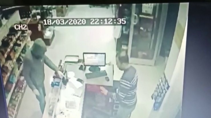 Marketi gasp edip, sevgilisiyle eğlendi