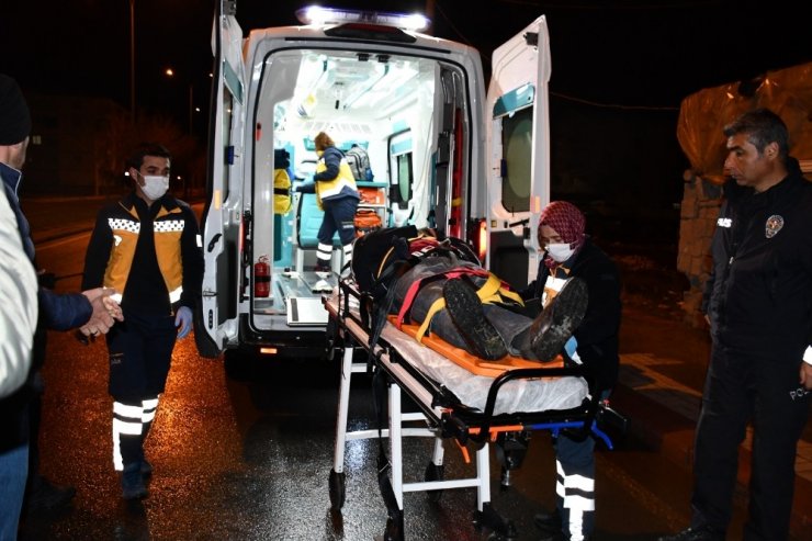 Yaşlı adamı önce darp etti, sonra kafasına cam şişeyle vurarak yaraladı