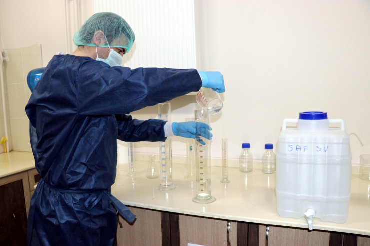 Amasya'da sağlık çalışanları el dezenfektanı üretimine başladı