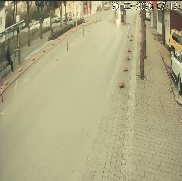 Devrilen midibüs üzerine doğru gelirken kılı bile kıpırdamadı