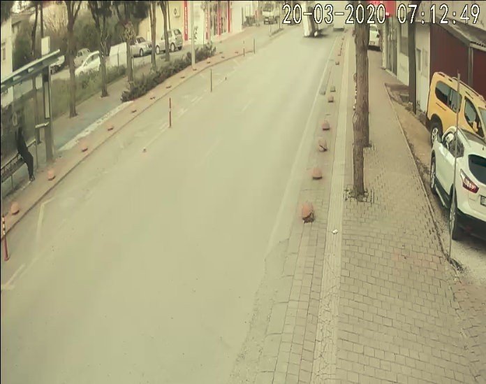 Devrilen midibüs üzerine doğru gelirken kılı bile kıpırdamadı