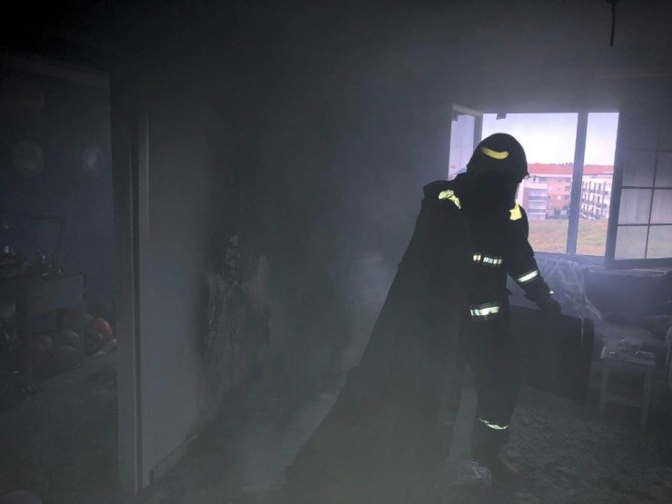 Klima ünitesinden çıkan yangında 4 kişi dumandan etkilendi