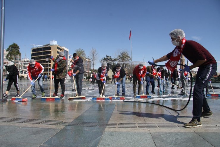 Antalyaspor taraftarından meydan temizliği