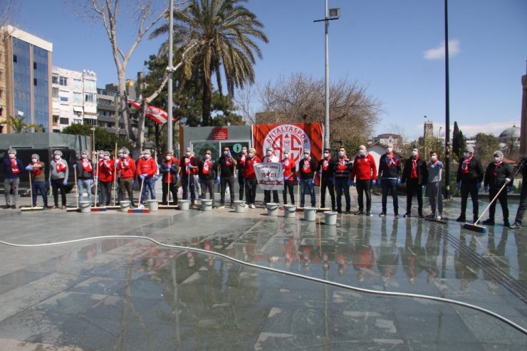 Antalyaspor taraftarından meydan temizliği