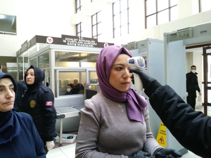 Bakırköy Adliyesi’nde Korona virüs nedeniyle vatandaşlara ateş ölçerli kontrol