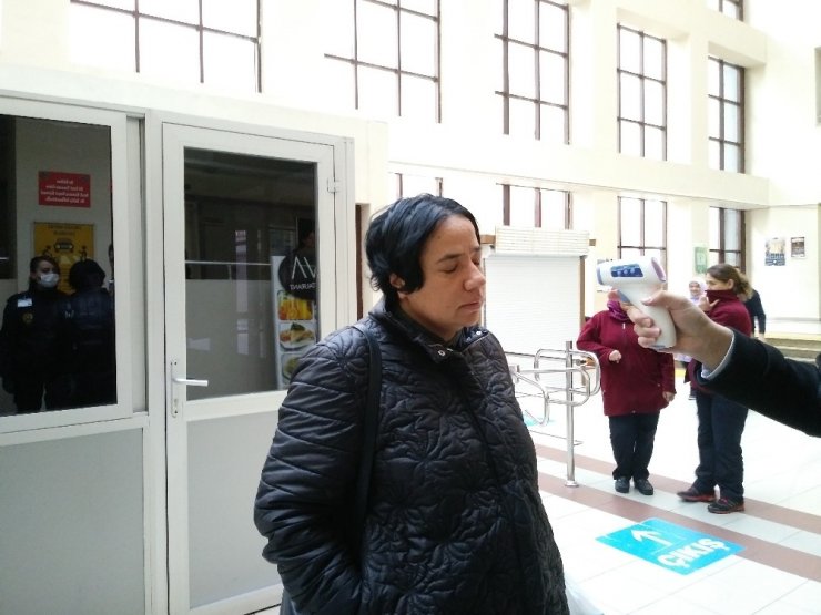 Bakırköy Adliyesi’nde Korona virüs nedeniyle vatandaşlara ateş ölçerli kontrol